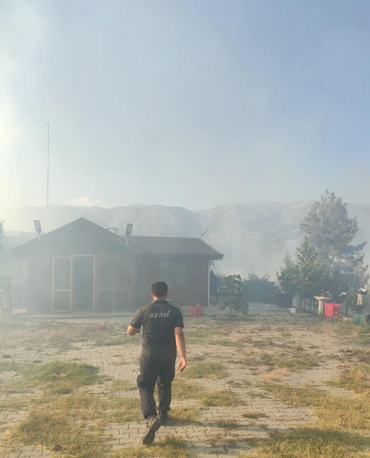 <p>Yangında sadece Sarısığırlı Mahallesi'ni tahliye ettiklerine dikkati çeken Vali Karadeniz, şunları kaydetti:</p>
<p> </p>
<p>"3 köyümüz için daha tahliye hazırlığı yaptık ancak yangından tek etkilenen mahallemiz burası oldu. Tahliyeler için gerekli hazırlıklarımızı yaptık, milli eğitim müdürlüğümüzün yurtlarında ve kamu misafirhanelerimizde. Vatandaşlarımızın yine tercihi bu bölgede kalmaktan yana oldu. Daha çok yakınlarının yanında olmak istediler. Neticede her vatandaşımız için misafir edecek yerimiz var. Toplam 4 mahalleden 500 kişiyi tahliye edilecek şekilde hazırlığımızı yaptık. Dediğim gibi yangının seyrine göre bunları tahliye edip etmeme durumundayız. Şu anda hazırlık aşamasında ama henüz bu yangın bu mahalleler için tahdit oluşturmadığı için tahliye süreci başlamadı."</p>
