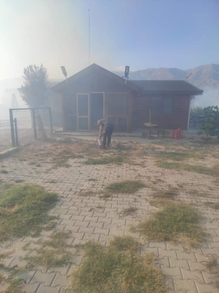 <p>Karadeniz, yangının çıkış nedeniyle ilgili incelemenin sürdüğünü sözlerine ekledi. Öte yandan Saruhanlı'daki yangından kaynaklanan yoğun duman İzmir'den de görüldü.</p>