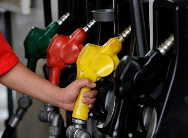 <p>Geçtiğimiz cuma günü motorine 1 lira 55 kuruş, salı günü benzine 2 lira, dün de oto gaza 24 kuruş zam gelmesinin ardından şimdi de motorinin fiyatı arttı.</p>