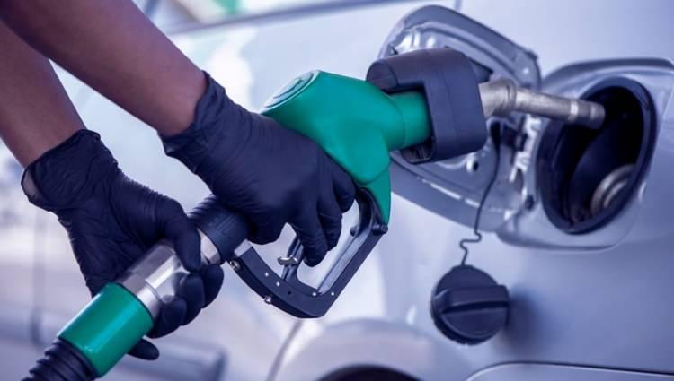 <p>Zammın ardından motorinin litresi İstanbul'da 33 lira 87 kuruştan 35 lira 32 kuruşa, Ankara'da 35 lira 83 kuruşa, İzmir'de ise 36 lira 1 kuruşa çıktı. </p>
