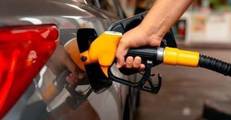 <p>Gümrüksüz rafineri fiyatı hesaplanırken ise, Akdeniz-İtalyan piyasasında yayınlanan günlük CIF Akdeniz ürün fiyatları ve günlük dolar kuru takip edilerek, belli bir fiyat değişim farkında gümrüksüz rafineri tavan satış fiyatı elde ediliyor. </p>
