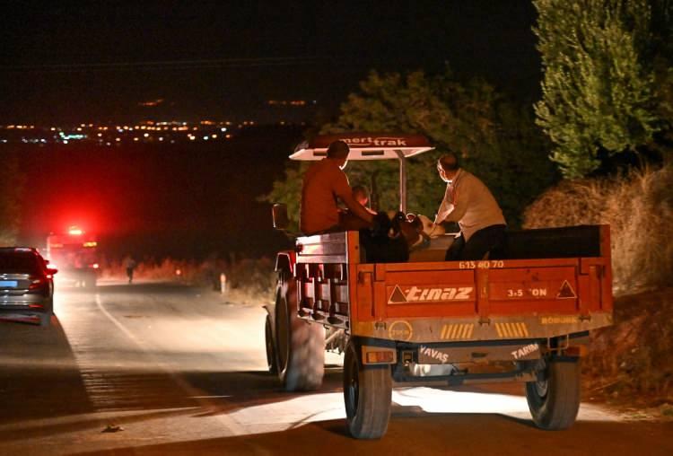 <p>Öte yandan yangının risk oluşturduğu 3 mahallenin tahliyesine karar verildi.</p>