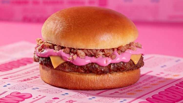 <p><strong>restoranlar pembe renkli içecekler hazırlıyor, seramik firmaları pembe renkli seramikler üretiyor ve hatta dünyaca ünlü bir fastfood zinciri Brezilya’da ‘Pembe Burger’ üretiyor.</strong></p>
