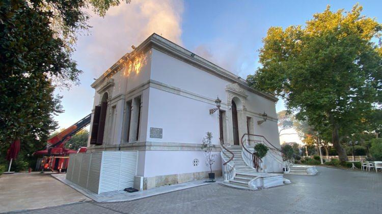 <p>Uzun süre duman tahliyesi yapılan köşkte maddi hasar meydana geldi.</p>