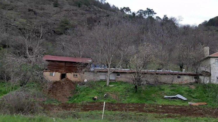 <p>BOLU'nun Mudurnu ilçesinde Zonguldak’tan gelen maden işçilerinin yer aldığı, Bolu Cumhuriyet Başsavcılığı tarafından yürütülen esrarengiz kazıyla ilgili, kazının yapıldığı Kovucak köyündeki vatandaşlar konuştu. </p>
