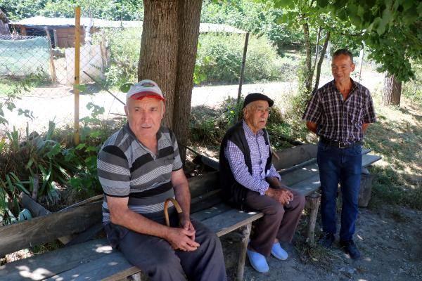 <p> Biz alana girmedik. Kimseyi sokmuyorlarmış. Kameralarla izliyorlarmış. Ahırın altında kazıyorlarmış. Başka birinin evine altına doğru kazıyorlarmış. Yolun altında mı üstünde mi bilmiyoruz. Evin altında diyorlar. 1990’lı yıllarda yol yapılırken, buradan 2 tane mezar ve sandık gibi bir şey çıkmıştı. Başka bir şey bilmiyoruz. Onları da alıp götürmüşlerdi, nereye götürdüler bilmiyoruz. Yolun altından çıkmıştı</p>