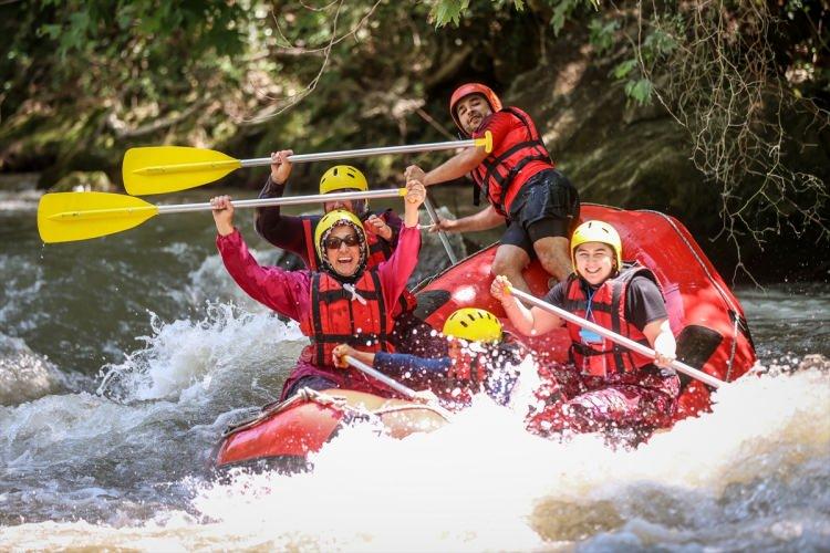 <p><strong>Orhaneli Belediyesinin rafting sporuna yönelik projesi kapsamında derede ıslah ve yapay rampa çalışmalarıyla Haziran 2021'de aktif hale getirilen rafting parkuru, açıldığı günden bu yana yerli ve yabancı çok sayıda kişiyi ağırladı.</strong></p>
<p> </p>