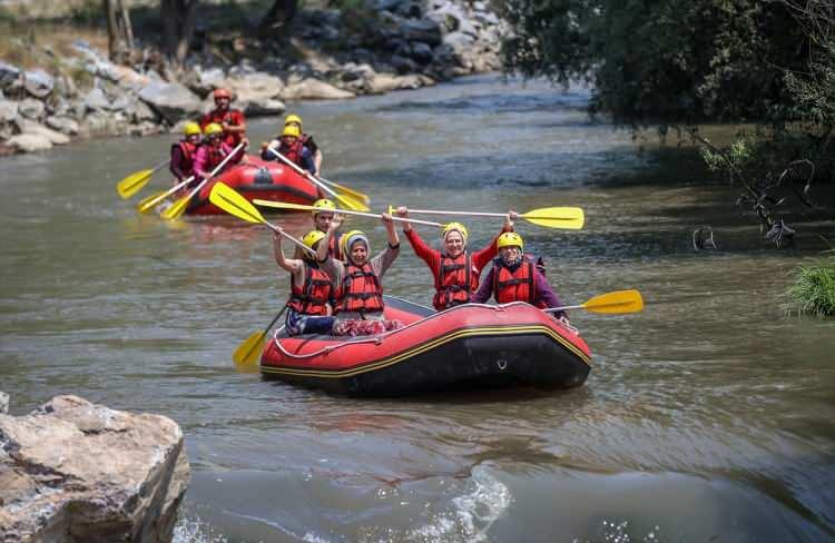 <p><strong>Yaklaşık 10 kilometrelik parkurun bulunduğu derede rafting yapanları gören yöre kadınları da daha önce hep izledikleri bu sporun heyecanını yaşamak için Orhaneli Rafting Tesisi yetkilileriyle iletişime geçti.</strong></p>
<p> </p>