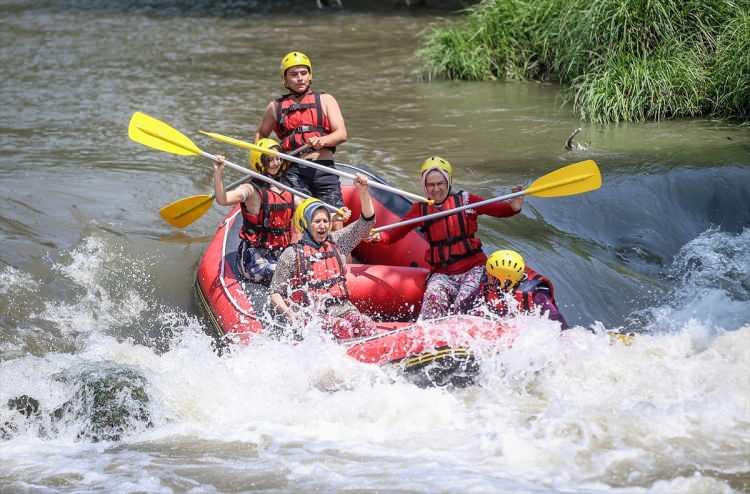 <p><strong>Kendileri için düzenlenen özel programda yörede giyilen şalvar ve lastik ayakkabılarıyla rafting botuna binen köylü kadınlar, hayatlarında ilk kez rafting yaptı. Şarkılar eşliğinde kürek çekerek parkuru tamamlayan kadınlar, unutulmaz anlar yaşadı.</strong></p>
<p> </p>