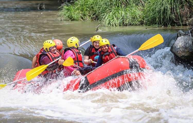 <p><strong>Rafting yapan kadınlardan Ayşegül Şen, AA muhabirine, çok eğlenceli anlar yaşadığını ifade etti.</strong></p>
<p> </p>