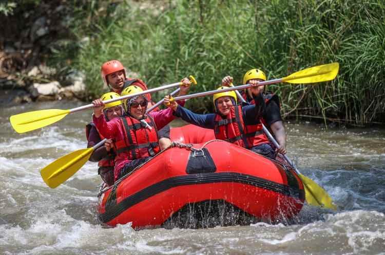 <p><strong>Hayatında ilk kez rafting botuna bindiğini dile getiren Şen, şunları kaydetti:</strong></p>
<p><strong>"Rehberlerimiz çok güzel yönlendirdi, güvenli bir şekilde rafting yaptık. İlk etapta korkuyorduk, ilk denememiz diye korku yaşadık ancak onların bizi yönlendirmesiyle çok güzel vakit geçirdik. Tekrar rafting yapmak isteriz. Rafting yaparken bağırdım, arkadaşlarıma da bağırmasını söyledim. Hiç korkmadım. Büyük, küçük herkesin raftinge gelmesini tavsiye ediyorum. Biz raftinge şalvarlarımızla, lastiklerimizle geldik."</strong></p>
