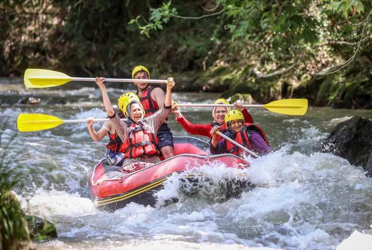 <p><strong>Azime Altın da arkadaşlarıyla güzel vakit geçirdiğini anlatarak, "Şarkı, türkü söyleyerek eğlenceli bir şekilde rafting yaptık. Hiç korkmadık. Rampalardan atlarken adrenalin olacak dedik ama hiç de çekinecek bir şey yok. Gayet güzeldi, sıkıntı olmadı" dedi.</strong></p>
<p> </p>