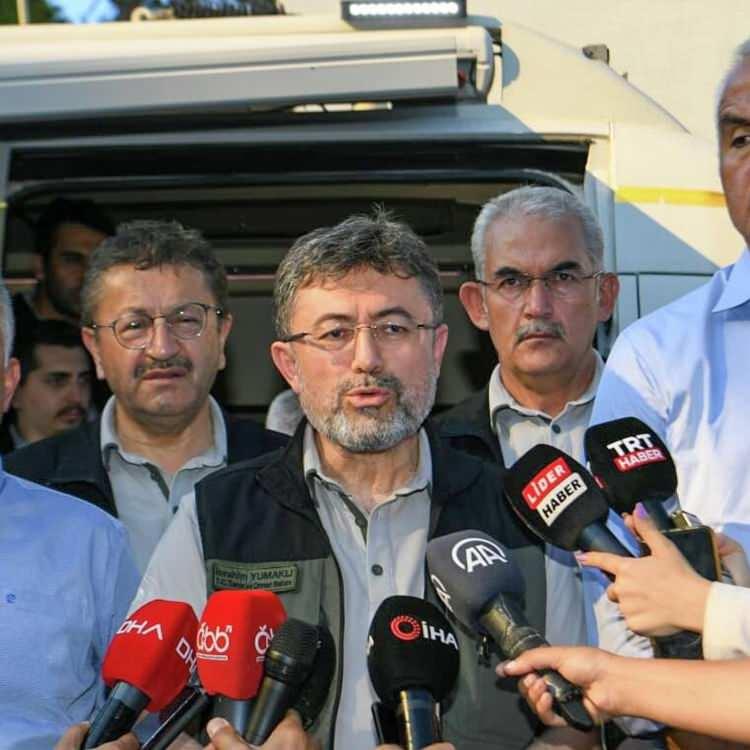 <p>Tarım ve Orman Bakanı İbrahim Yumaklı, sosyal medya hesabından yaptığı açıklamada, "İzmir’in Ödemiş ve Kınık ilçelerinde dün başlayan orman yangınlarından Ödemiş yangını kontrol altına alınmıştı. Kınık orman yangını da gece boyunca havadan ve karadan etkin müdahalemiz sonucunda kontrol altına alındı. Her iki yangını da soğutma çalışmalarımız devam ediyor" dedi.</p>
