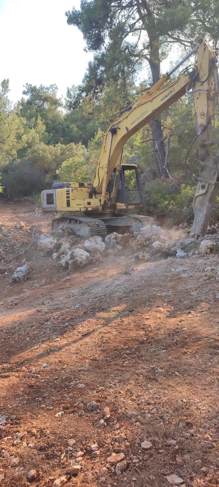 <p>Kemer Belediye Başkanı Necati Topaloğlu, yaptığı açıklamada, hava sıcaklığının düştüğünü ve nem oranının arttığını belirterek, nemin ve dumanın fazla olması nedeniyle 2 helikopterle müdahale edilebildiğini söyledi.</p>