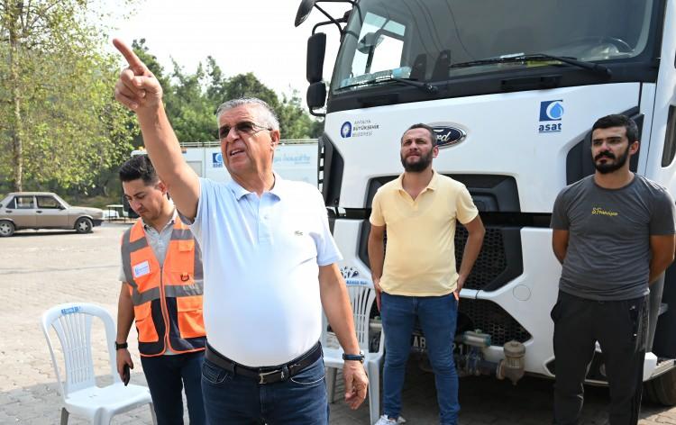 <p><strong>KEMER BELEDİYE BAŞKANI: BUGÜN ÇOK UMUTLUYUZ!</strong></p>
<p> </p>
<p>Antalya Kemer’de Pazartesi günü akşam saatlerinde başlayan orman yangınını söndürme çalışmaları havadan ve karadan devam ediyor. Kemer Belediye Başkanı Necati Topaloğlu, nem oranının artmasıyla yangının bir an önce kontrol altına alınması için umutlu olduklarını söyledi.</p>