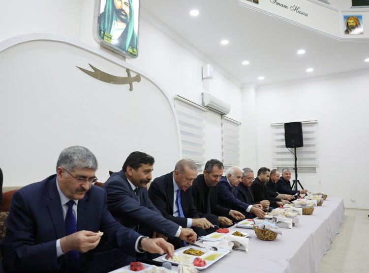 <p>Gül, sosyal medyadan yaptığı paylaşımda,<strong> "Cumhurbaşkanımız Sayın Recep Tayyip Erdoğan’ın teşrifleri ile, Muharrem ayımızın 10. gününde,</strong></p>