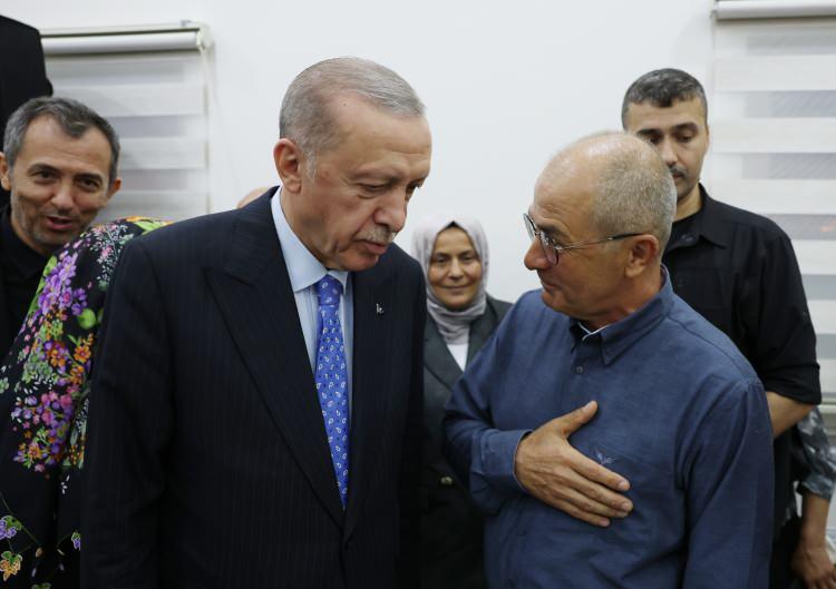<p><strong> İnsanların ve toplumun gönlünde sevgi, hoşgörü ve paylaşım tohumlarını yeşertmiş, aşkın ve hakikatin ışığı olan çerağı uyandırmış."</strong></p>