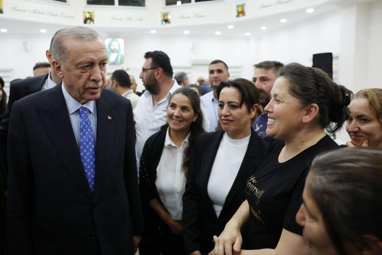<p><strong>Hazreti Hüseyin Efendimizin ve Kerbela şehitlerinin ruhu şâd olsun"</strong> dedi. </p>