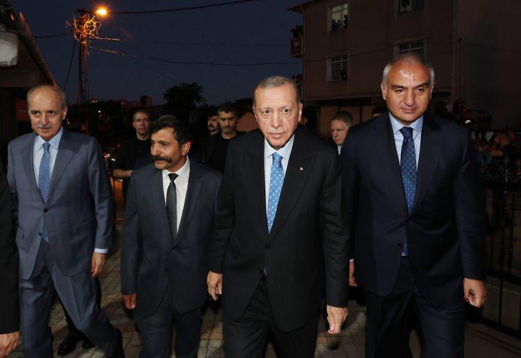<p>Cumhurbaşkanı Recep Tayyip Erdoğan, Muharrem ayının 10. gününde Pendik'te bulunan Ali Baba Sultan Cemevi'nde, Alevi Dedeleri iftarda buluştu.</p>