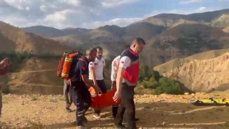 <p>Kara yolu ile yaklaşık 3 saatlik mesafede olan Aydın için Sağlık Bakanlığı’na ait ambulans helikopter gönderildi.</p>