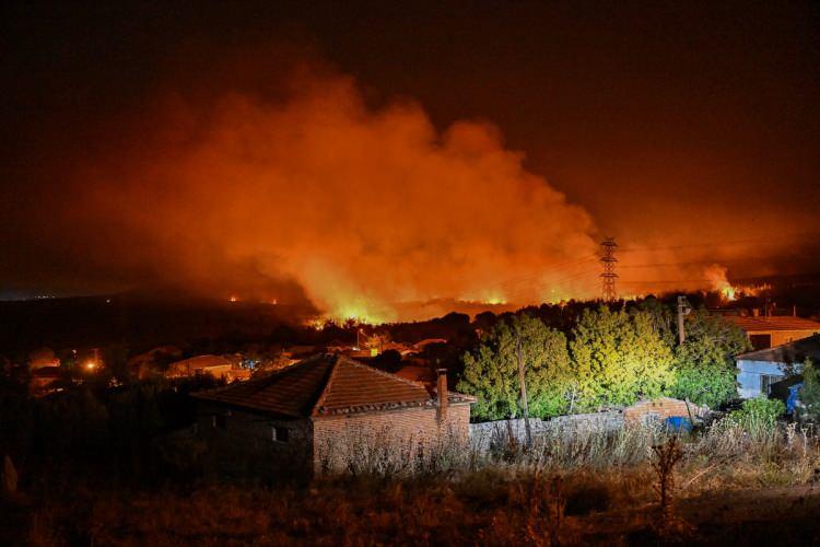 <p><strong>İZMİR'DE ORMAN YANGINI KONTROL ALTINA ALINDI!</strong></p>
<p> </p>
<p>İzmir'in Kınık ilçesinde ormanlık alanda çıkan yangının risk oluşturduğu 3 mahallenin tedbir amaçlı tahliyesine karar verilmişti.</p>
