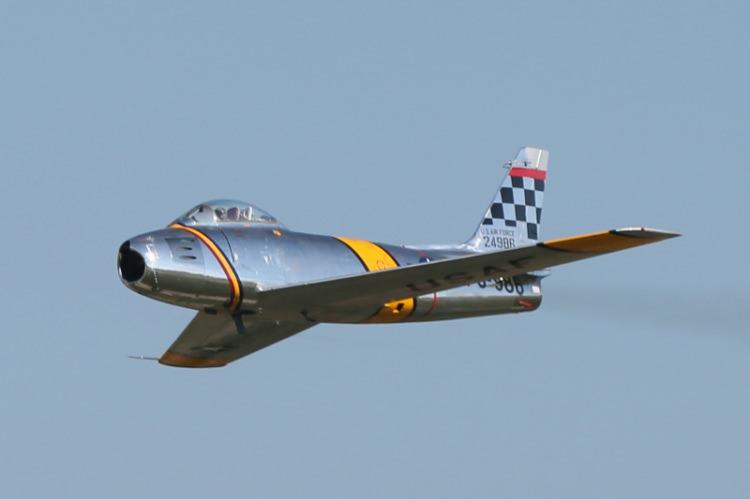 <p>North American Aviation tarafından üretilen bu uçak, ABD avcı uçağı envanterindeki ilk kanatlı uçaktı. İlk uçuşunu 1947'de gerçekleştiren uçak, 1949'da ABD Hava Kuvvetleri'nin hizmetine girdi.</p>