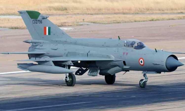 <p>Sovyetler tarafından inşa edilen uçak, ilk kez 1955'te gökyüzüyle buluştu. 1959'da bir önceki nesil MiG-15'in yerine hizmete giren MiG-21, 1959'dan 1985'e kadar üretimde kaldı.</p>