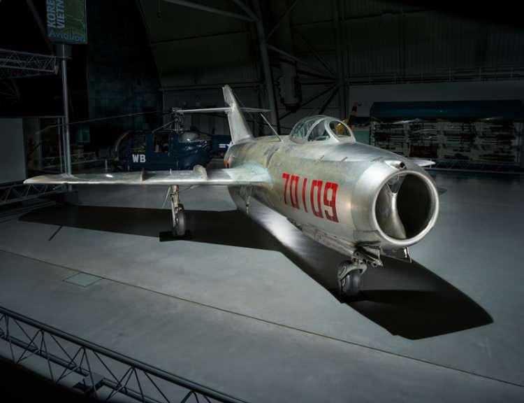 <p>MiG-15, 1947 yılında Mikoyan Gurevich tarafından üretilen tek motorlu ve tek kişilik bir uçaktır. MiG-15 1949 yılında hizmete girdi.</p>
<p> </p>