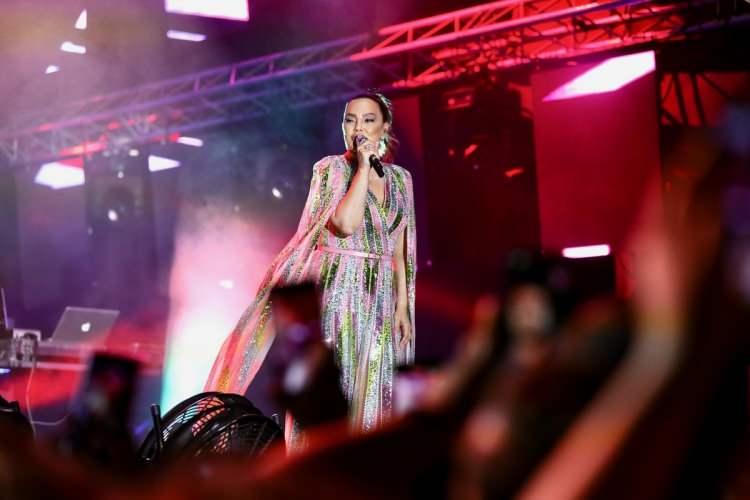 <p><span style="color:#800000"><strong>Ebru Gündeş'in kostümdeki tüller sahnenin önünde yer alan vantilatörlerin etkisiyle uçuşmaya başladı.</strong></span></p>
<p> </p>