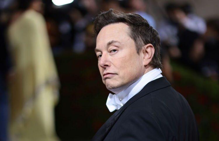 <p><span style="color:#000000"><strong>Zuckerberg'in mavi kuşak sahip olması üzerine Elon Musk'a seslenen sosyal medya kullanıcıları "Zuckerberg kafes dövüşüne hazırlanıyor", "Elon'ın başı dertte" ve "Ettiğin küfür şimdi başına dert açacak" yorumlarında bulundu.</strong></span></p>