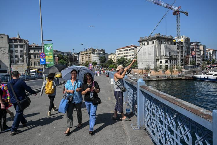 <p>Geçen hafta başta İstanbul olmak üzere pek çok kentte hayatı olumsuz etkileyen sıcak hava dalgası geri döndü.</p>

<p>Meteoroloji, Afrika'dan gelen yeni sıcak hava dalgasının ayın sonuna kadar kalacağını  bildirdi. </p>
