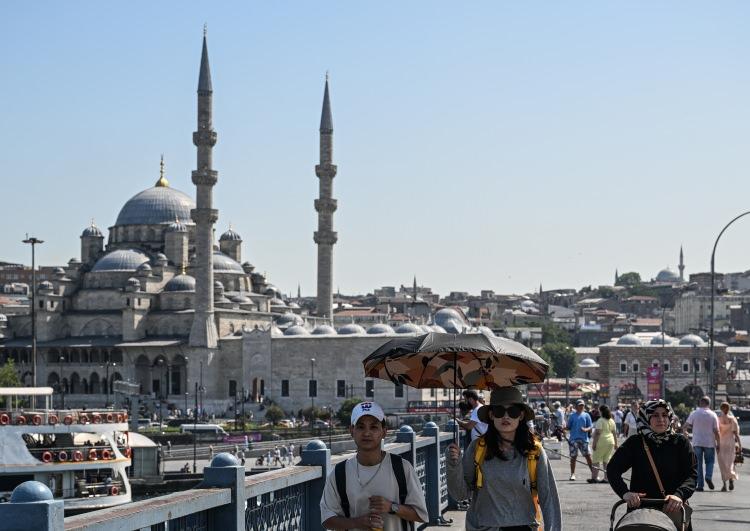 <p><strong>ÇÖL SICAKLIKLARINA KISA ARA</strong></p>

<p>Meteoroloji'nin 5 günlük hava tahmin raporuna göre perşembe günü çöl sıcakları kısa bir ara verecek. Hava sıcaklıkları 7 derece düşerek mevsin normallerinde seyredecek.</p>
