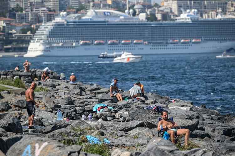 <p>İstanbul'da çöl sıcağı etkili̇ oluyor. Sıcaklık öğle 35, gece dahi en düşük 26 derece olacak. Ankara kavurucu sıcak, 37 derece, İzmir 41, Bursa 38 dereceyi̇ buluyor, Antalya'da 45 derece ile sıcaklık rekora yaklaşıyor.</p>
<p> </p>
