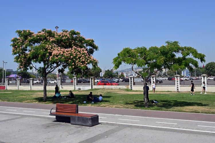 <p>Marmara'da sıcaklık gölgede 38-40 derecelerde. Güneşin altı 50 dereceye yaklaşıyor. Yarın sertleşecek poyraz bir nebze serinletecek ama nem de artacak.</p>
<p>İç Anadolu'da bugün haftanın en sıcak günü. Sıcaklık 36-37 derecelerde. Rüzgarlarda orta hızda ve fazla serinletmiyor. </p>