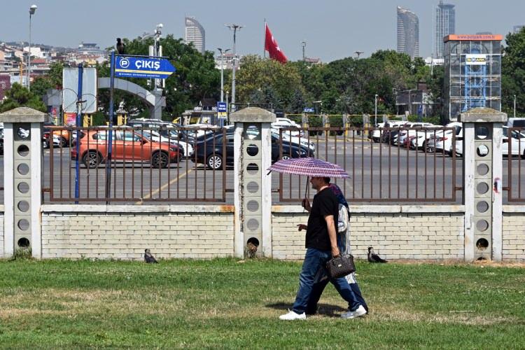 <p>Ege'de de rüzgarlar hafif olduğundan sıcak çarpması tehli̇kesi̇ en yüksek seviyede. Gölgede Muğla ve Deni̇zli̇ 40, Mani̇sa 42, Aydın 43, Bodrum 39 derece. Güneşin altı 50 derecenin de üzeri̇nde. </p>
<p>Akdeni̇z'de Adana, Mersi̇n tarafında artan nem tekrar düşüşe geçti̇. Gölgede Adana 40, Kahramanmaraş 42 derece. Güneydoğu'da Gaziantep 40, Diyarbakır ve Şanlıurfa 43 derece. </p>
<p>Karadeniz'de de artan sıcaklık, yüksek nem ile birleşince çok bunaltıcı bir havaya neden oluyor. Hissedilen sıcaklık 35 derecenin üzeri̇nde. Doğu Anadolu da açık ve çok sıcak, Erzurum 30, Malatya 37 derece</p>
<p> </p>