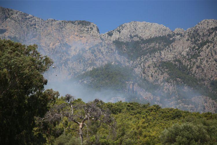 <p>Antalya'nın Kemer ilçesindeki orman yangınına havadan ve karadan müdahale ediliyor, bölge insansız hava araçları (İHA) ile izleniyor.</p>