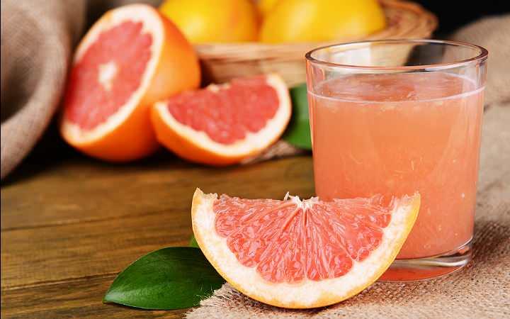 <p><strong>Greyfurt ve greyfurt suyu kolesterol seviyesini arttırır. Bu da bacak ağrısı başta olmak üzere vücudun bazı bölgelerini ilaçların yan etkilerine duyarlı hale getirir.</strong></p>