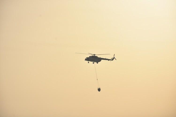 <p>Bölgede görev yapan helikopterler, denizden aldıkları suyu yanan alanlara taşıyarak söndürme çalışmalarına destek veriyor.</p>