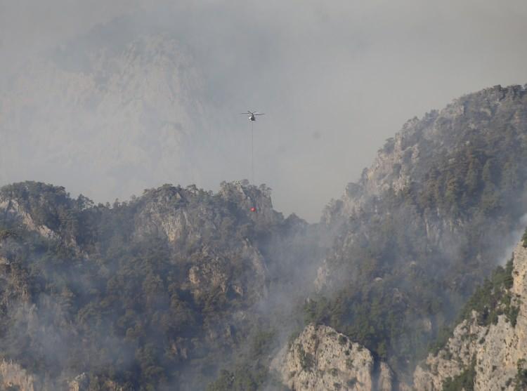 <p>Antalya'nın Kemer ilçesindeki orman yangınında söndürme çalışmaları sabahın ilk ışıklarıyla havalanan helikopter ve uçaklar ile devam ediyor.</p>
