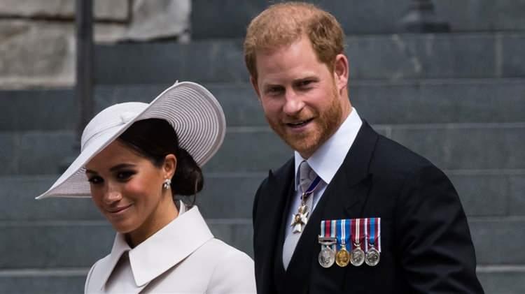 <p><span style="color:#000000"><strong>İngiliz Kraliyet Ailesinin asi çifti Prens Harry ve Meghan Markle, 2020 yılında radikal bir karara imza atarak hem aileden hem de İngiltere'den ayrılarak ABD'ye yerleşmişti.</strong></span></p>
