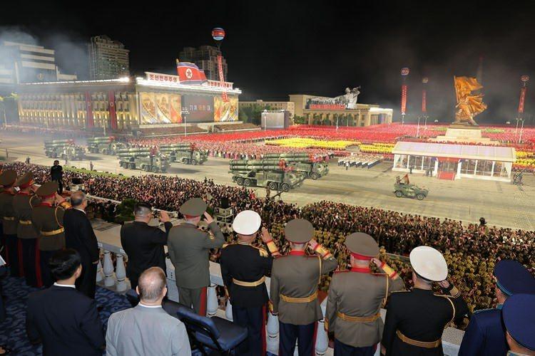 <p>Kuzey Kore'de, Kore Savaşı ateşkesinin yıl dönümünün kutlandığı Zafer Günü nedeniyle askeri geçit töreni düzenlendi. Başkent Pyongyang'daki Kim İl Sung Meydanı'nda yapılan törene lider Kim Jong-Un'un yanı sıra Rusya Savunma Bakanı Sergey Şoygu ve Çin Komünist Partisi Siyasi Büro üyesi Li Hongzhong’unun da aralarında bulunduğu Rusya ve Çin heyetleri katıldı. </p>