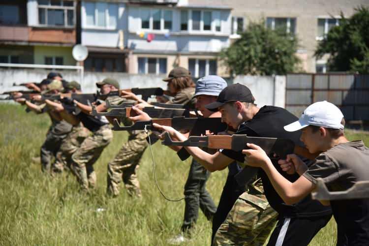 <p>Ukrayna gönüllü birlikleri "Sağ Sektör", Ukrayna'nın Lviv kentinde gençler için bir günlük askeri eğitim düzenledi.</p>
