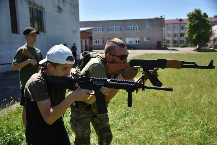 <p>Eğitim sırasında gençlere silah becerileri, taktik eğitimi, savaş taktikleri ve mayın patlatma becerileri öğretildi.</p>

