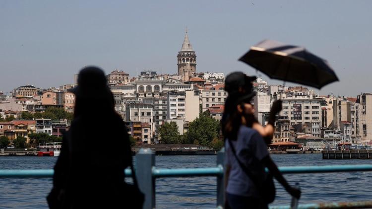 <p>Meteoroloji Genel Müdürlüğü'nün yüksek sıcaklık uyarısında bulunduğu İstanbul'da 13 ilçede hava sıcaklığı 40 derecenin üzerinde ölçüldü.</p>
