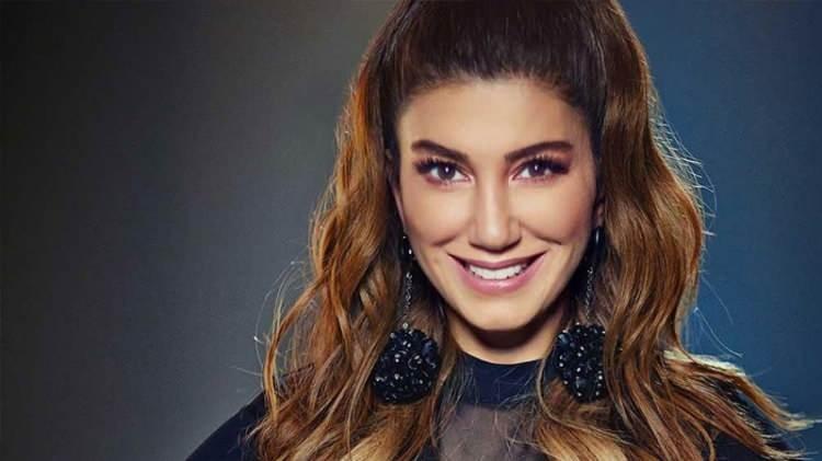 <p><span style="color:#000000"><strong>Sabah'ta yer alan habere göre; Nadide Sultan'a sahne sırasında, mekanda bulunan hayranları da eşlik etti.</strong></span></p>