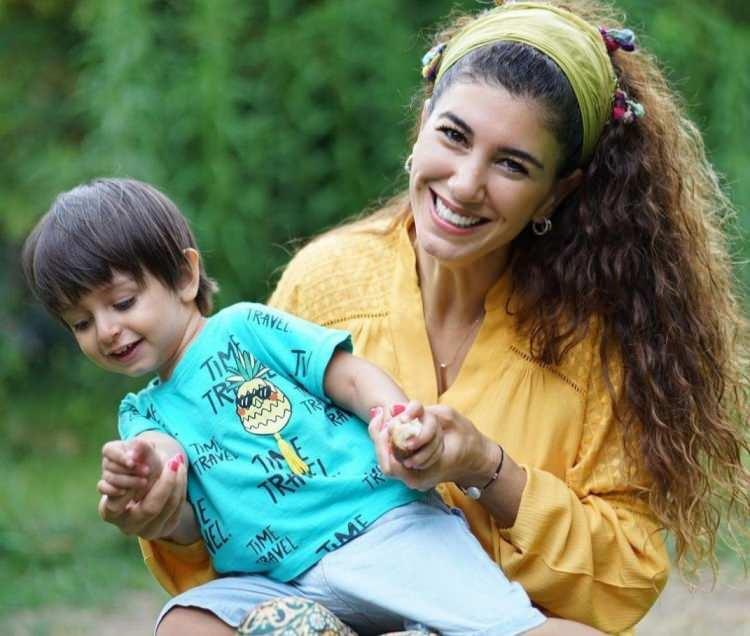 <p><span style="color:#800000"><strong>Nadide Sultan, 'Böyle Ayrılık Olmaz' adlı şarkısını söylerken bir an hüzünlendi. Bu anlarda duygularını sahneden seyircisine paylaşmayı da ihmal etmeyen Sultan,</strong></span></p>
