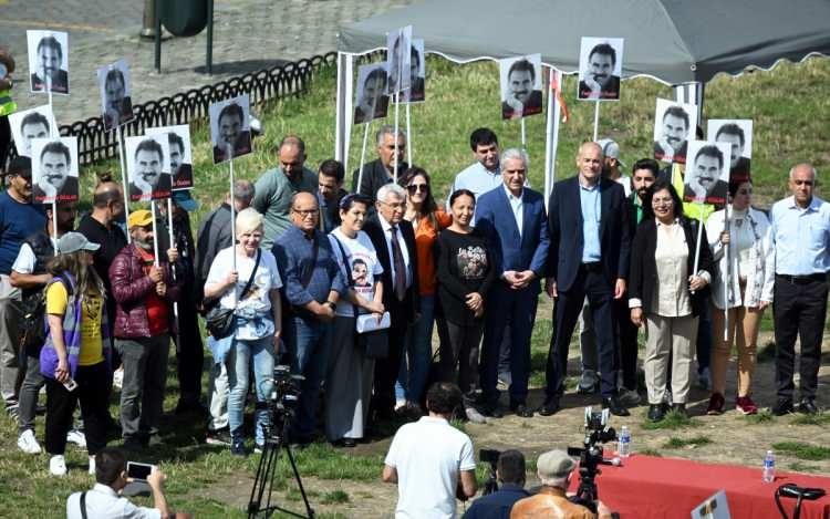 <p>Türkiye'nin kırmızı listede aradığı teröristler Aydar ve Uzun, terör örgütü PKK'nın elebaşı Öcalan lehine yapılan gösteriye katıldı.</p>