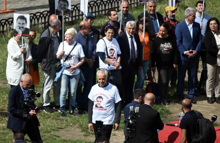 <p>Brüksel'deki gösteride terörist elebaşı Öcalan'ın fotoğrafının bulunduğu pankartlar açıldı ve PKK lehine sloganlar atıldı.</p>