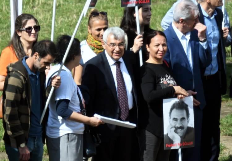 <p>Bazı Avrupa ülkelerinden sivil toplum kuruluşu ve belediye temsilcilerinin katıldığı gösteride, Öcalan'a destek açıklamaları yapıldı.</p>