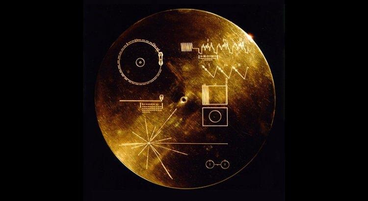 <p>Ayrıca Voyager 1'de Türkçe de dahil olmak üzere birçok ülkenin diliyle seslendirilmiş selamlama ses kayıtları bulunuyor. NASA bunu uzay aracının farklı bir medeniyete ulaşması durumunda onların bizim varlığımızdan haberdar olmalarını sağlamak için hazırladı. Bunun yanında araçta bulunan plakta dünyanın yıldızlara göre konumu yer almaktadır.</p>
